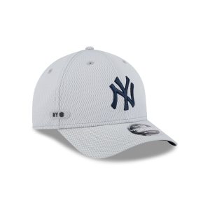 New York Yankees 2025 Clubhouse Gray Kids 9FORTY M-Crown Snapback Hat